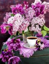 Чай и букет сирени, пионов и анютиных глазок